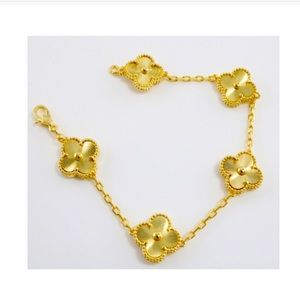 Fashion 18k gold clover bracelet.